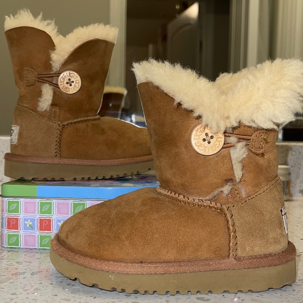 Girls Ugg Boot size 8